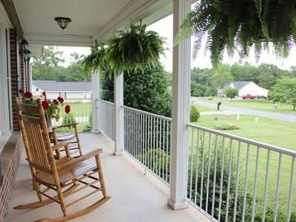 COVERED FRONT PORCH