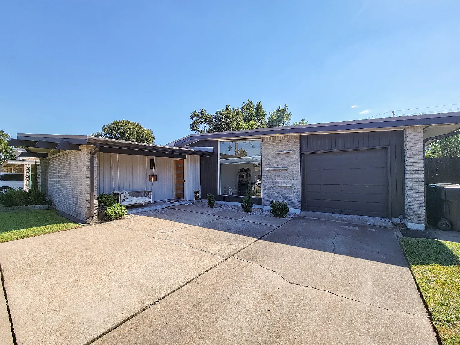 3 bed, 3.5 bath, 2219 sqft, $3,495 — Photo 2