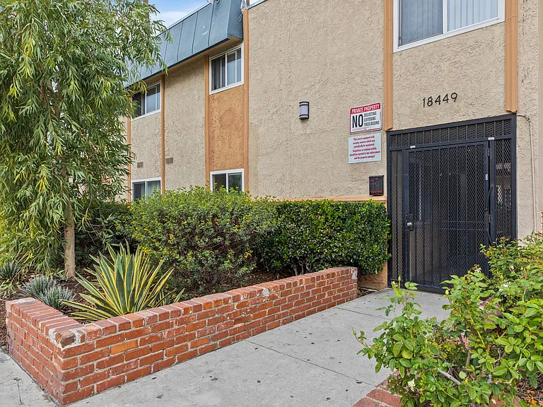 Tarzana Court Apartments — Photo 6