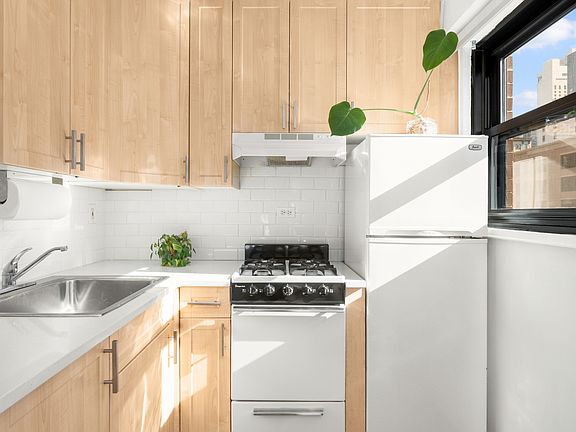 4th image of 201 W 21st St APT 5E