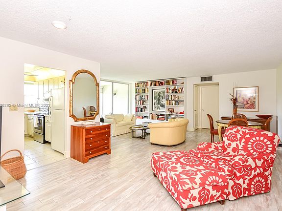 4th image of 920 NE 199th St #411