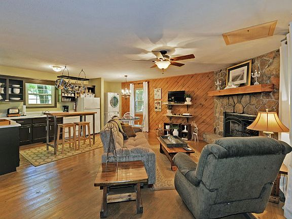3rd image of 17 Maple Ln