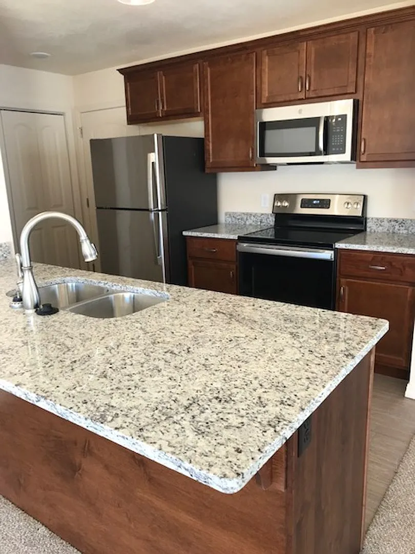3 Bedroom 2 Bath 2 Car Garage For Rent in Branson MO — Photo 1