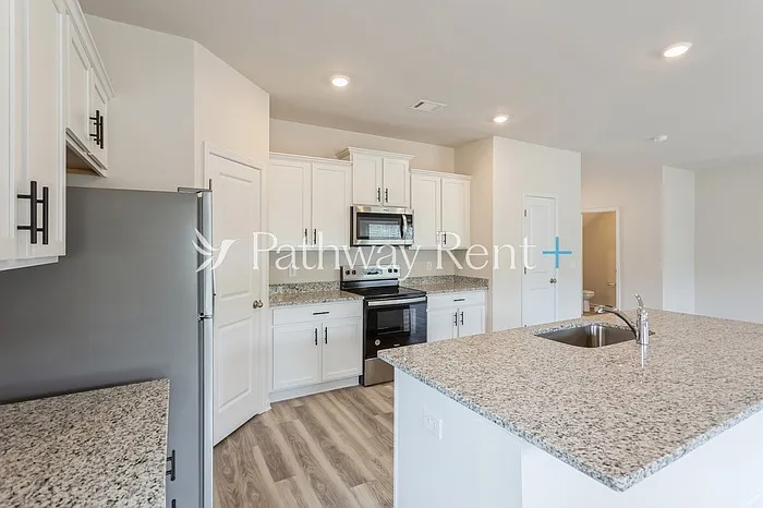 608 Mackenzie Cv — Photo 4