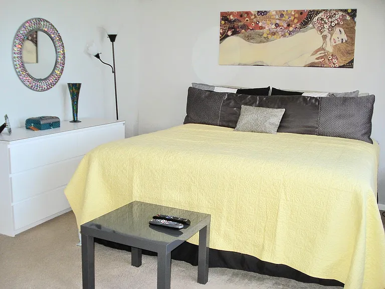 Master bedroom w king size bed and ocean view