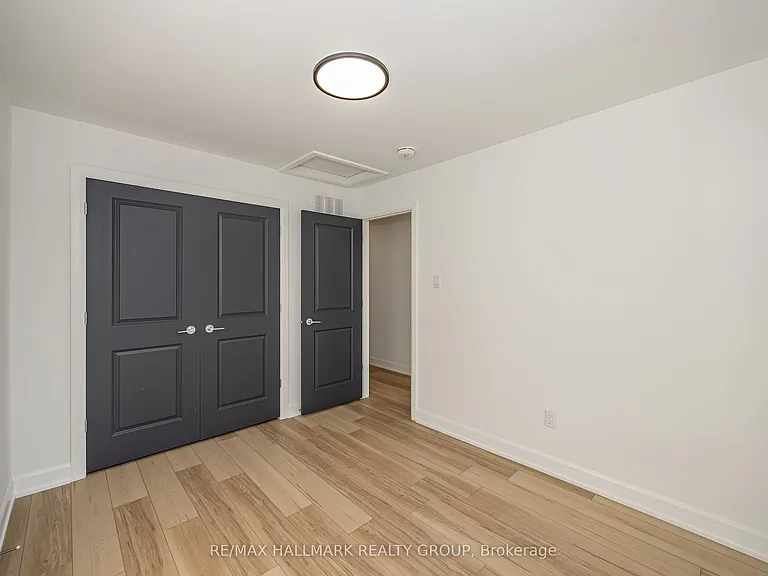 422 Rolling Meadow Cres — Photo 32