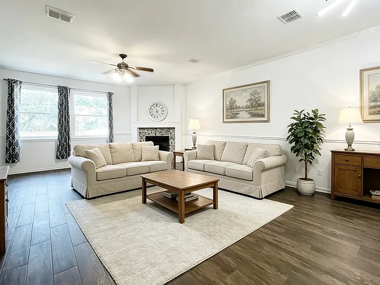 2401 Joliet Pl — Photo 4