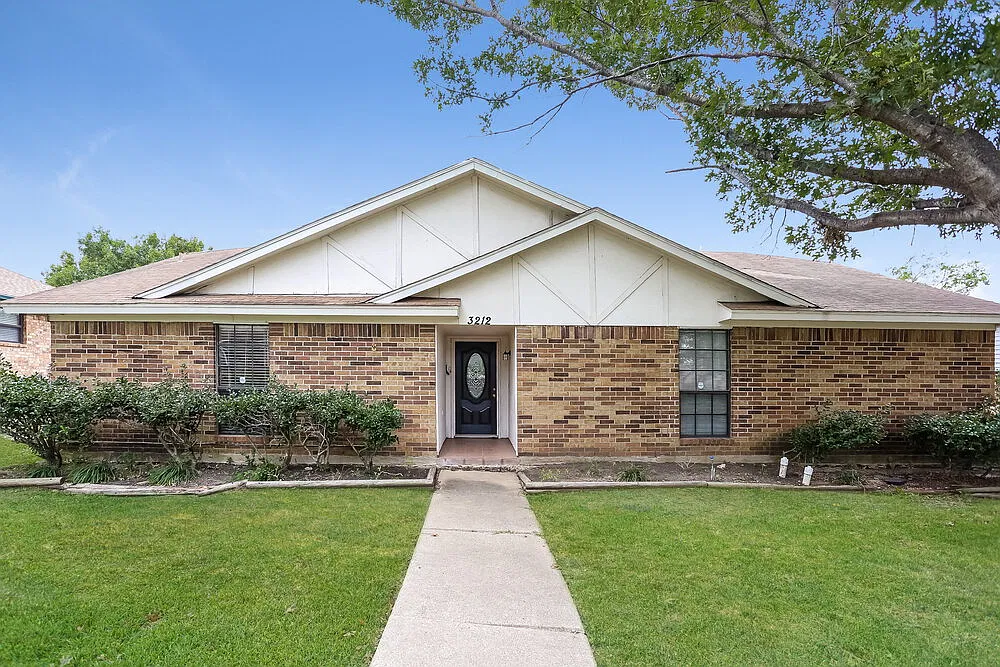 3 bed, 2.0 bath, 1576 sqft, $2,015 — Photo 1