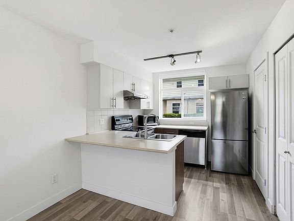 3rd image of 5632 Kings Rd #206
