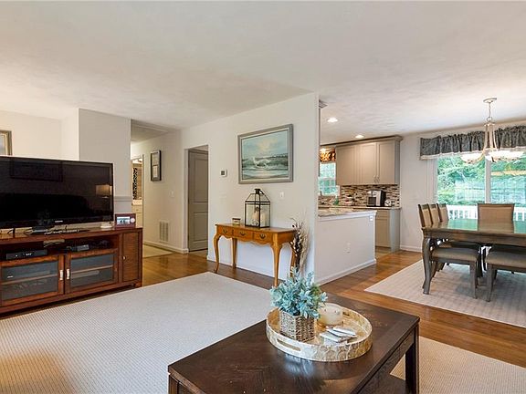 4th image of 8 Briarwood Dr