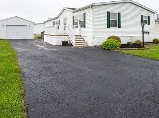 853 Birchwood Dr, Lockport, NY 14094