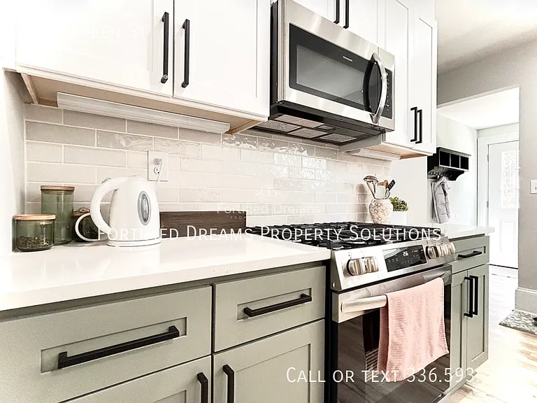 2240 Queen St — Photo 9