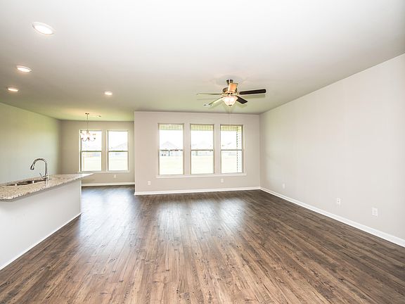2nd image of 212 Saddle Crest Dr