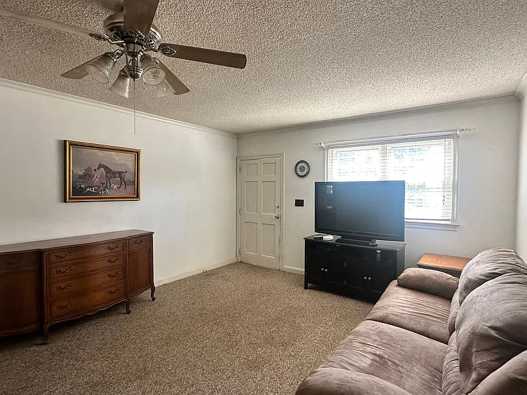 704 E Country Club Dr — Photo 14