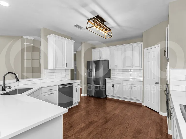 11281 Balcones Dr — Photo 9