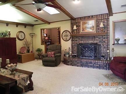 Living Room : Vaulted ceiling, Sky light
