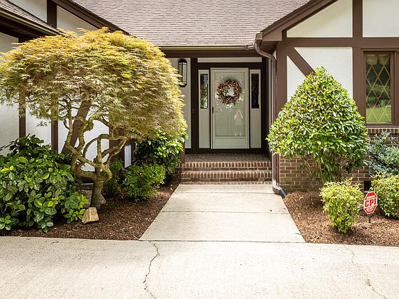2nd image of 6113 Gainsborough Dr
