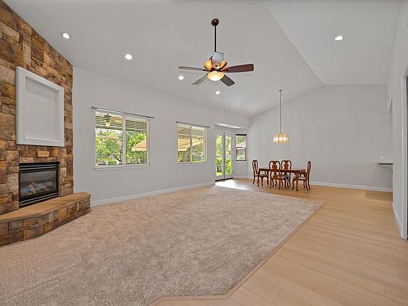 5th image of 318 Manor Dr