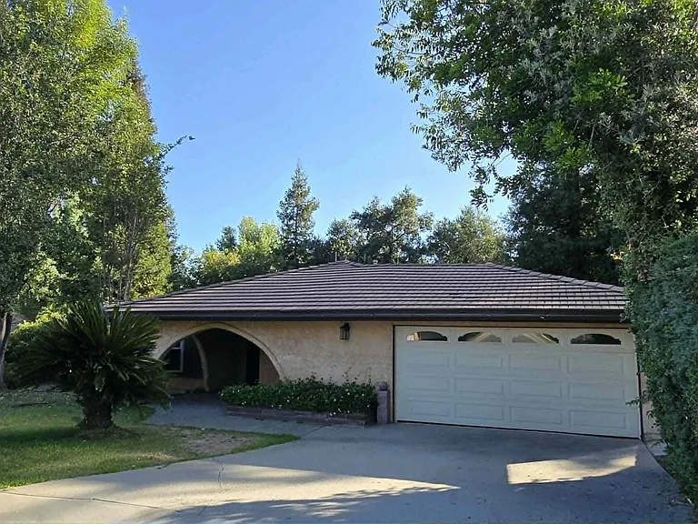 740 Katherine Ln — Photo 1