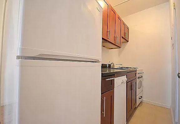4th image of 124 Jefferson Ave APT 2r