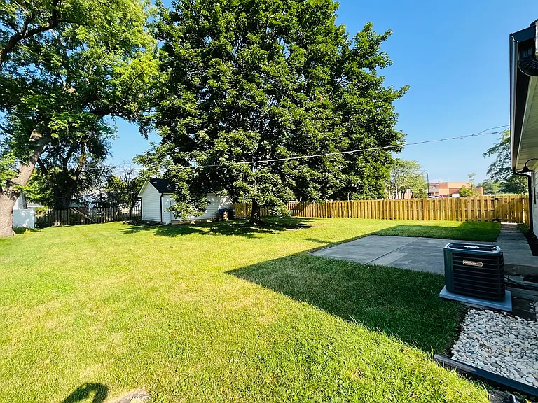 318 N Owen St — Photo 11