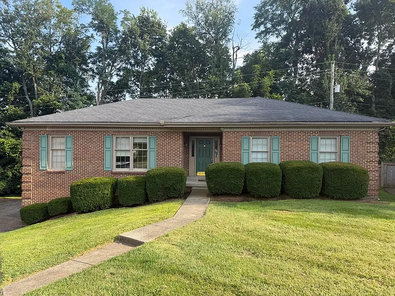 1112 Pepperhill Cir — Photo 2