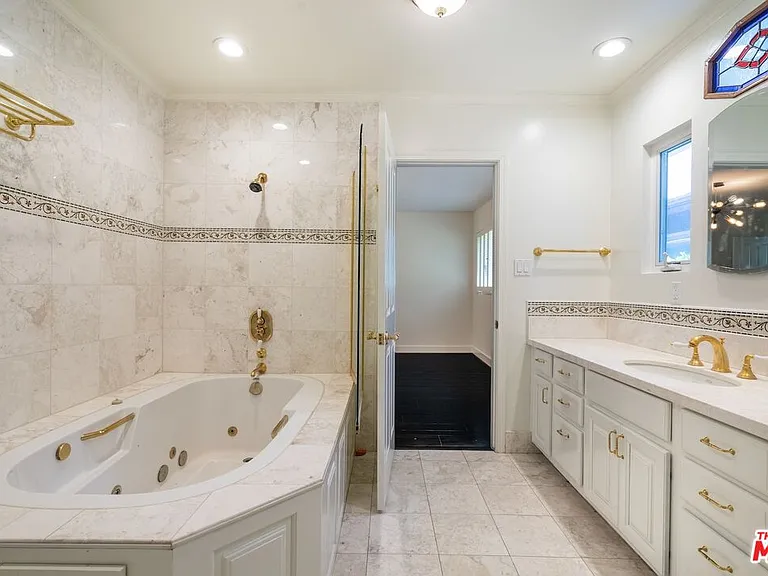 4645 Petit Ave — Photo 12