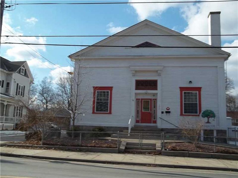 1st image of 1572 Lonsdale Ave