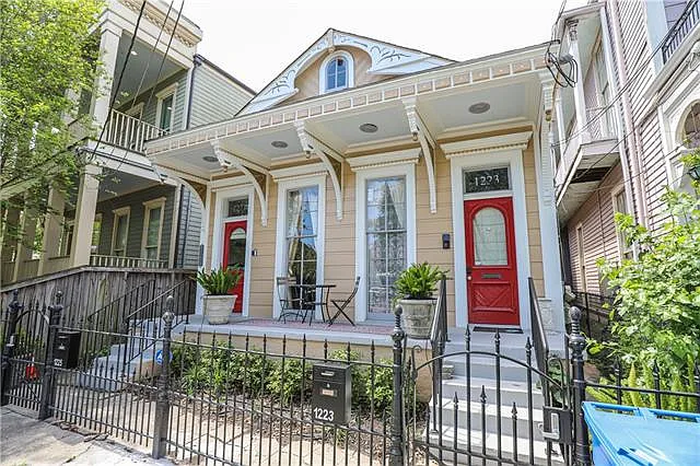 1225 Coliseum St — Photo 3
