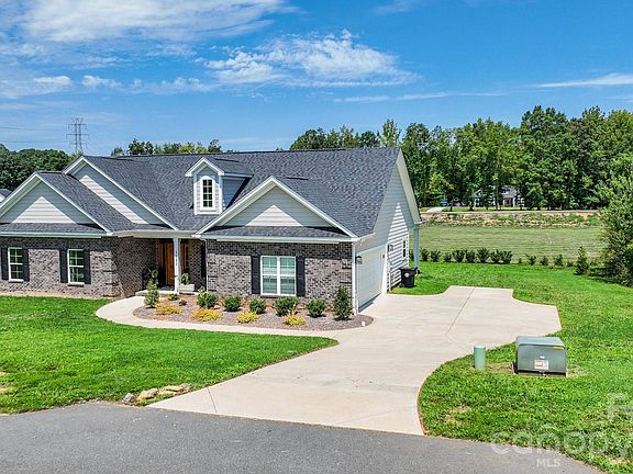 2nd image of 3013 Isle Ln