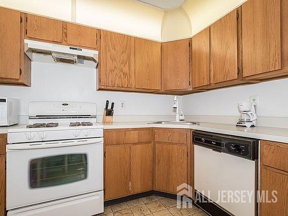 5th image of 395 Lancaster Ct