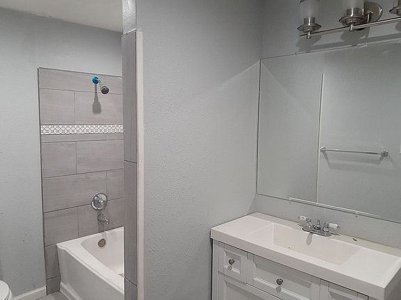 4th image of 230 Edna Dr #2