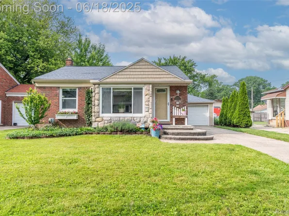 21825 Pleasant St, Saint Clair Shores, MI 48080