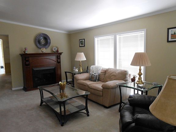 3rd image of 220 River Oak Cir