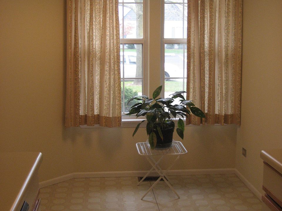 1st image of 215 Green Knoll Ln
