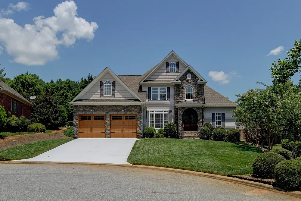 5 BR, 3 BA Home Quiet Cul de Sac, Convenient to Shopping, Schools and I-385 — Photo 1