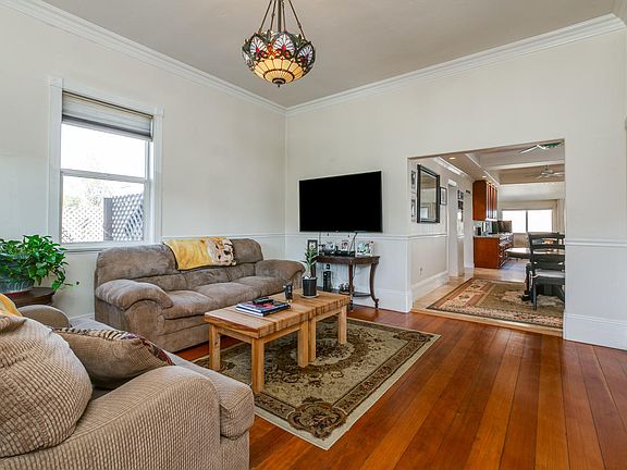 3rd image of 4692 N Ventura Ave