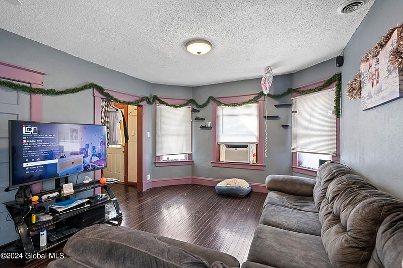 4th image of 425 Arthur Street