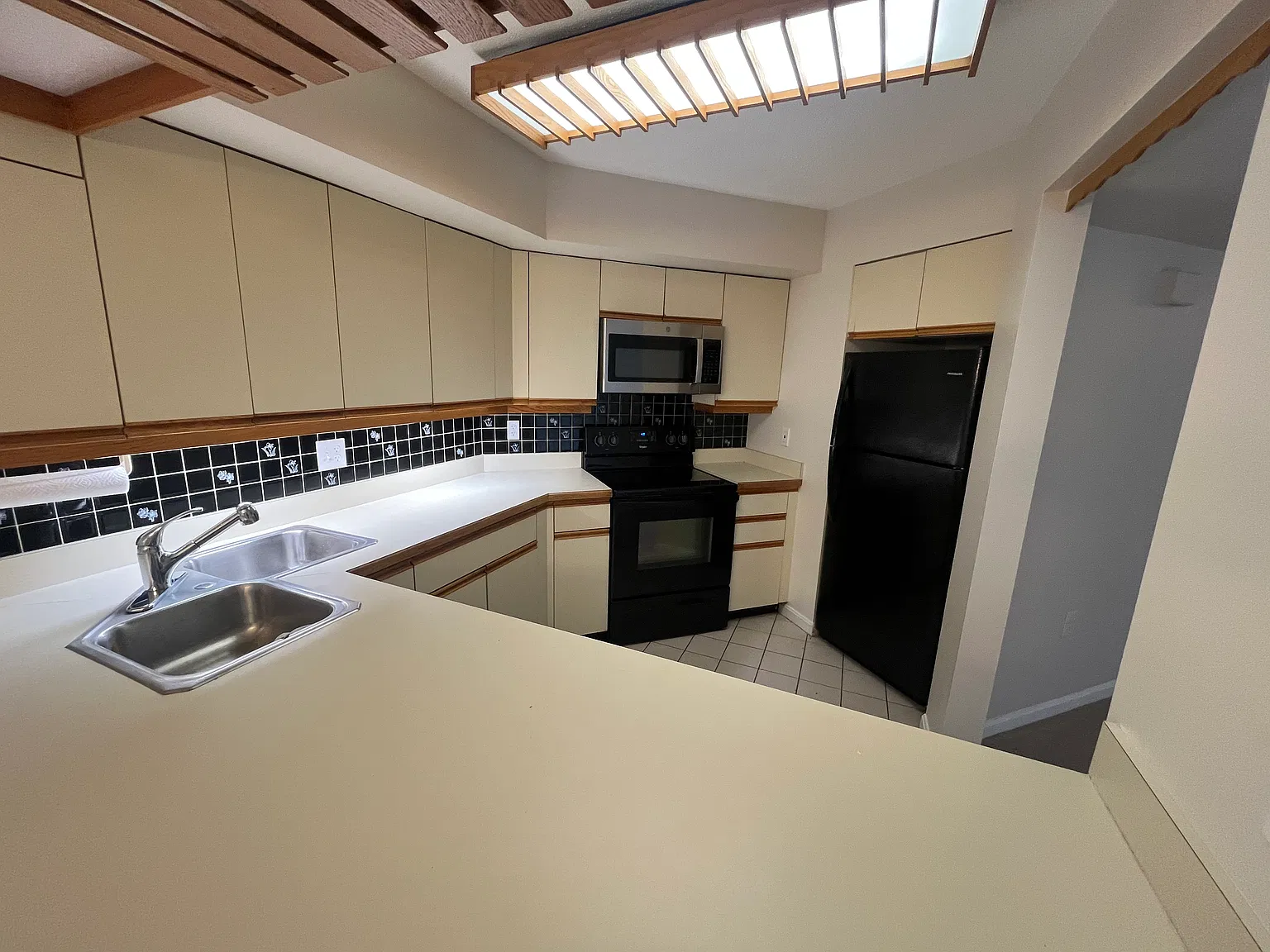 2 bed, 2.5 bath, 1577 sqft, $3,200 — Photo 3