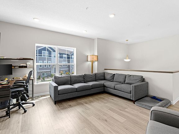 3rd image of 4722 Bottlebrush Ln