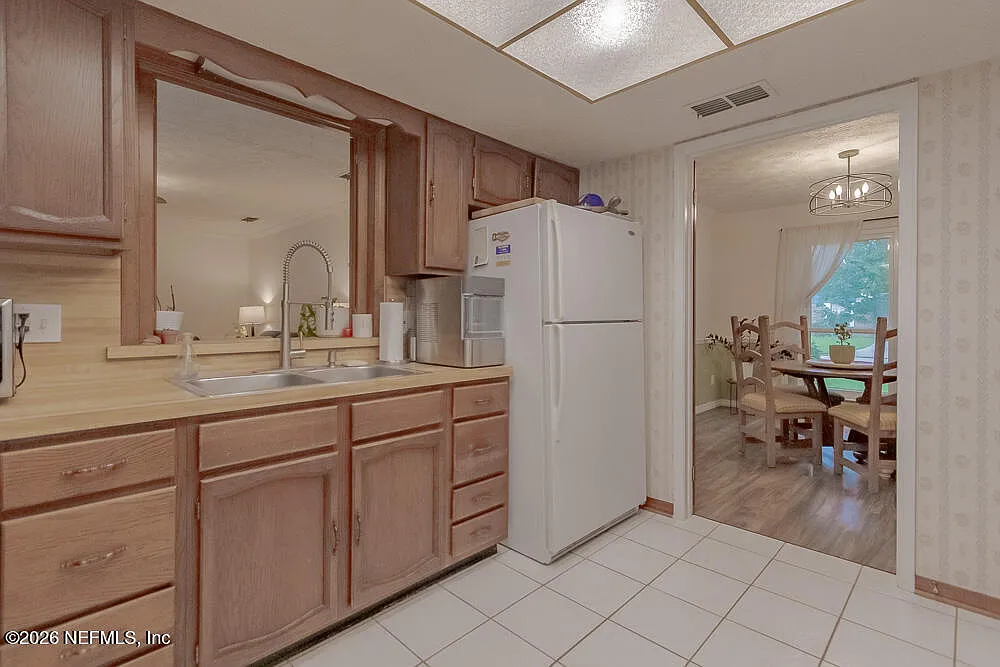 3 bed, 2.0 bath, 1901 sqft, $2,750 — Photo 4