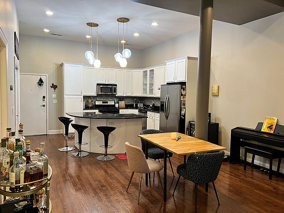 4th image of 1378 N Wolcott Ave #1CRA