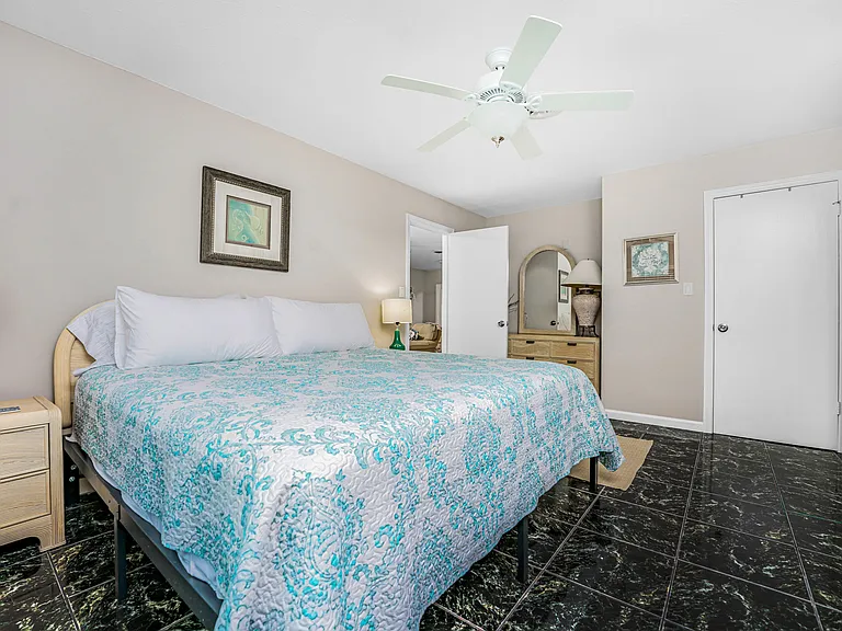 Another huge bedroom with ensuite access to full bathroom