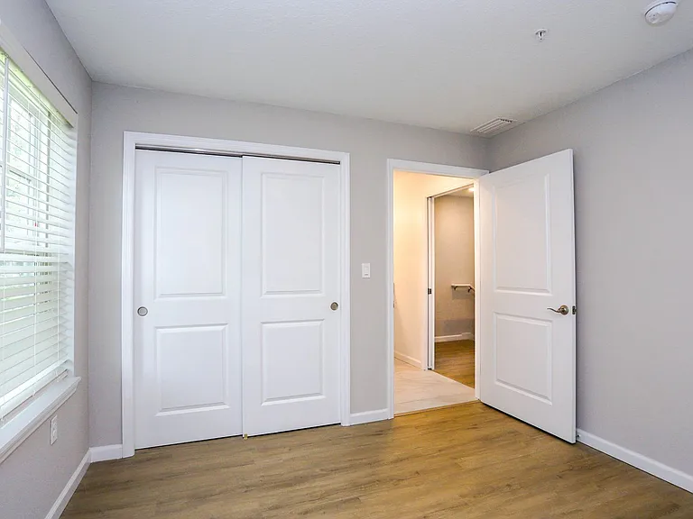 Royal Oak Apartments — Photo 18