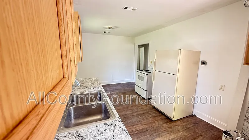 3 bed, 1.0 bath, 936 sqft, $2,100 — Photo 3