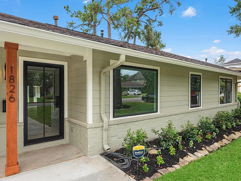 1826 Woodcrest Dr — Photo 4