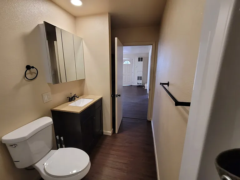 411 E Edison Ave — Photo 13