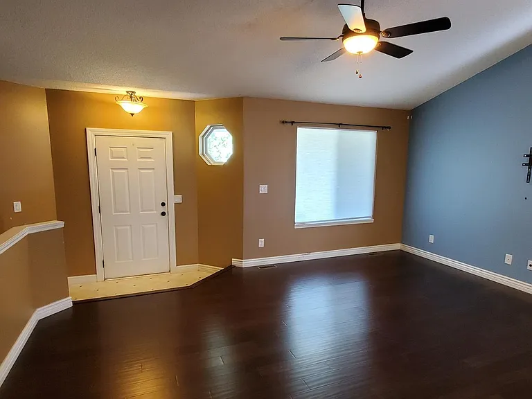 801 S Cranbrook Cir — Photo 2