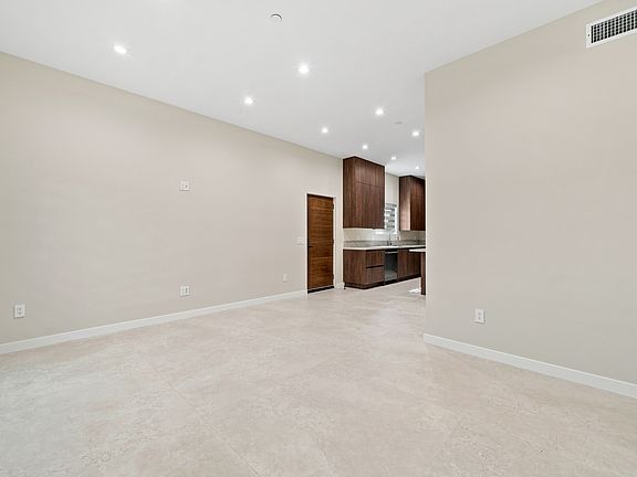 4th image of 1330 Linden Ave #A