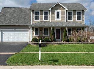 6422 Sunray Crest Dr, Victor, NY 14564